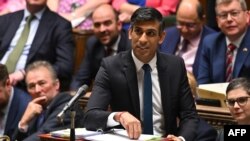 Perdana Menteri Inggris Rishi Sunak berbicara di depan Majelis Rendah di London (foto: dok). 