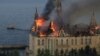 Sebuah gedung lembaga pendidikan terbakar setelah serangan rudal Rusia, di tengah serangan Rusia ke Ukraina, di Odesa, Ukraina, 29 April 2024. (Foto: REUTERS/Sergey Smolentsev)