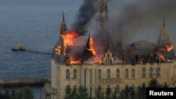 Sebuah gedung lembaga pendidikan terbakar setelah serangan rudal Rusia, di tengah serangan Rusia ke Ukraina, di Odesa, Ukraina, 29 April 2024. (Foto: REUTERS/Sergey Smolentsev)