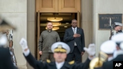 FILE - Menteri Pertahanan Lloyd Austin (kanan), menyambut Menteri Pertahanan Ukraina Rustem Umerov (kiri) di Pentagon, Washington, D.C., 6 Desember 2023.. (AP/Kevin Wolf)
