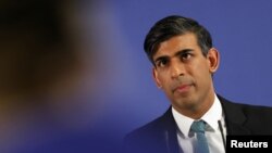 Perdana Menteri Inggris Rishi Sunak mengunjungi sebuah kampus di London utara, pada 20 November 2023. (Foto: Pool via Reuters/Daniel Leal)