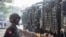 မြန်မာစစ်မော်တော်ယာဉ်တန်းတခု (ဓာတ်ပုံ- Reuters)