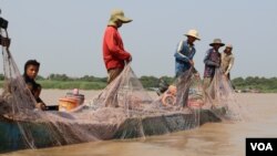 ប្រជាពលរដ្ឋនេសាទត្រីលើផ្ទៃបឹងទន្លេសាប ក្នុងតំបន់ឆ្នុកទ្រូ ស្រុកបរិបូរណ៍ ខេត្តកំពង់ឆ្នាំង កាលពីខែមីនា ឆ្នាំ២០២០។ (ស៊ុន ណារិន/វីអូអេ)