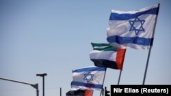 Bendera nasional Israel dan Uni Emirat Arab berkibar di sepanjang jalan raya menyusul kesepakatan untuk meresmikan hubungan kedua negara, di Netanya, Israel, 17 Agustus 2020. (Foto: REUTERS/Nir Elias)