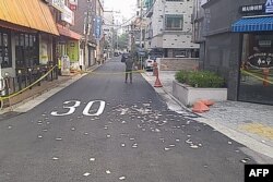 Benda tak dikenal yang diyakini berasal dari balon Korea Utara yang berisi sampah, yang melintasi perbatasan antarKorea, di sebuah jalan di Seoul. (Foto: via AFP)