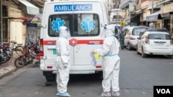 រូបឯកសារ៖ បុគ្គលិក​សុខាភិបាល​មក​យក​អ្នក​ជំងឺ​កូវីដ១៩​នៅ​ទីតាំង​មួយ​កន្លែង​ទៅ​សម្រាក​ព្យាបាល​នៅ​មជ្ឈមណ្ឌល​ព្យាបាល​ជំងឺ​កូវីដ​ក្នុង​រាជធានីភ្នំពេញ កាលពី​ថ្ងៃទី១៤ ខែមេសា ឆ្នាំ២០២១។ (ទុំ ម្លិះ/វីអូអេ)