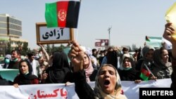 Avganistanka drži zastavu bivše vlade na protestima protiv Pakistana u Kabulu, 7. septembra 2021.