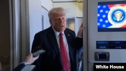 美国总统特朗普在访问中东期间在“空军一号”专机上与记者们交谈。(2025年5月14日)