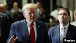 អតីតប្រធានាធិបតីសហរដ្ឋអាមេរិក​លោក Donald Trump ថ្លែង​ទៅកាន់​អ្នកសារព័ត៌មាន​ នៅ​តុលាការ​កំពូល​រដ្ឋ New York ក្នុង​សង្កាត់ Manhattan នៃរដ្ឋញូវយ៉ក សហរដ្ឋអាមេរិក កាលពីថ្ងៃទី១៥ ខែកុម្ភៈ ឆ្នាំ២០២៤។ 