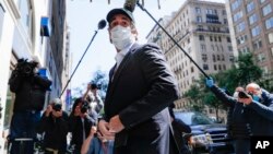Bivši lični advokat predsednika Donalda Trampa, Majkl Koen, ispred svog stana na Menhetnu, nakon što je pušten iz zatvora, 21. maj 2020. (Foto: AP/John Minchillo)