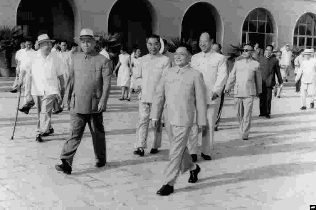 1963年7月,以邓小平为团长的中共代表团前往苏联谈判。刘少奇、周恩来、朱德、彭真、陈毅到机场送行。后来,文革开始,彭真和刘少奇、邓小平先后倒台。