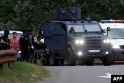 Pripadnici Policije Kosova evakuišu ranjenika na prilazu selu Banjska na severu Kosova, 24. septembra 2023.