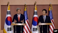 2013年4月12美国国务卿克里（左）和韩国外交通商部长官尹炳世（右）在韩国首都首尔举行记者招待会