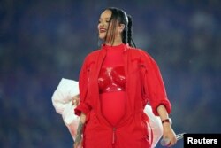 Penyanyi Rihanna di acara paruh waktu Super Bowl 2023 di Glendale, Arizona (dok: Kirby Lee-USA TODAY Sports)