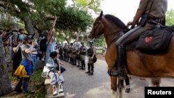 Propalestinski demonstranti i policija na Teksas univerzitetu u Ostinu (Foto: REUTERS/Nuri Vallbona)