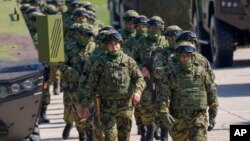 ARHIVA - Pripadnici Vojske Srbije na aerodromu Batajnica nedaleko od Beograda, u aprilu 2023.(Foto: AP/Darko Vojinović)