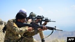 Sejumlah anggota gerakan anti-Taliban bersiaga saat berpatroli di atas bukit di Distrik Anaba, Provinsi Panjshir, 1 September 2021. (Foto: Ahmad SAHEL ARMAN / AFP)