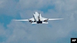 Ruski bombarder Tu-22M3 u letu tokom zajedničkih rusko-beloruskih vežbi namenjenih obučavanju vojske da koristi taktičko nuklearno oružje (foto: AP / Rusko ministarstvo odbrane)