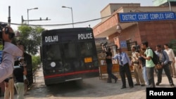 9月10日，一辆警车载着被控去年12月16日在公共汽车上轮奸一名23岁女子的四名男子进入新德里的一个法庭。