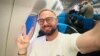 Beloruski aktivista Andrej Gnjot u avionu kojim je danas napustio Srbiju posle godinu dana zatočeništva. (Foto: Andrej Gnjot/WhatsApp)