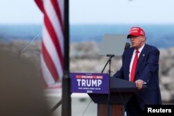 Mantan Presiden AS dan calon presiden dari Partai Republik Donald Trump berbicara selama acara kampanyenya, di Racine, Wisconsin, AS, 18 Juni 2024. (Foto: REUTERS/Brendan McDermid)