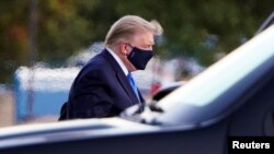 Presiden AS Donald Trump tiba di Pusat Medis Militer Nasional Walter Reed dengan helikopter setelah Gedung Putih mengumumkan bahwa dia "akan bekerja dari kantor kepresidenan di Walter Reed. (Foto: AFP)