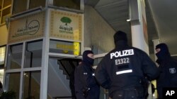 Cảnh sát bảo vệ trung tâm văn hóa Seituna ở Berlin, Đức, thứ 5 ngày 26/11/2015.