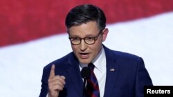 美国国会众议院议长麦克·约翰逊在威斯康星州密尔沃基举行的共和党全国代表大会上发表演说。(2024年7月16日，路透社)