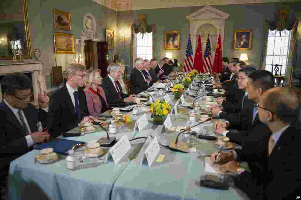 2017年6月21日在华盛顿的美国国务院举行的美中外交与安全对话中,美国国务卿雷克斯·蒂勒森、国防部长马蒂斯等人与房峰辉和中国国务委员杨洁篪等人会谈。