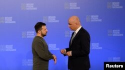 Президент Швейцарії Ален Берсе розмовляє з президентом України Володимиром Зеленським під час міжнародного саміту з продовольчої безпеки "Зерно з України" на тлі триваючої атаки Росії на Україну, Київ, 25 листопада 2023 р. Ukrainian Presidential Press Service/Handout via REUTERS