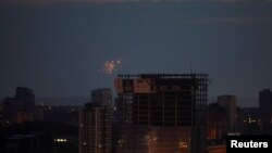 在俄罗斯使用无人机空袭基辅期间,一架无人机在城市上空爆炸。(2023年6月20日)