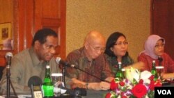 Menteri Negara Lingkungan Hidup, Profesor Balthasar Kambuaya (kiri) mengumumkan hasil penilaian PROPER 2011 di Jakarta (30/11).