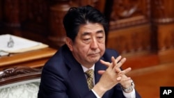 日本首相安倍晋三在东京国会上院参加有关安保法的讨论。（2015年7月27日）