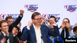 Predsednik SNS Aleksandar Vučić slavi u izbornom štabu stranke u Beogradu, 21. juna 2020.