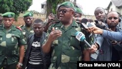 Molebeli ya ba FARDC, général Léon-Richard Kasonga, azali kosakola sango na banzi sango na Beni, Nord-Kivu, 31 octobre 2019. (VOA/Erikas Mwisi)