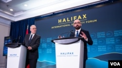 哈利法克斯国际安全论坛主席彼得·范·普拉(Peter Van Praagh，右)和加拿大国防部长比尔·布莱尔(Bill Blair)在第16届哈利法克斯国际安全论坛上致辞。