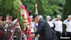 朝鲜官媒发表领导人金正恩2023年7月26日参谒中国人民志愿军烈士陵园的照片。