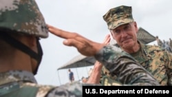 美军参谋长联席会议主席邓福德上将2017年8月访问中国时与解放军互致军礼（美国海军照片）