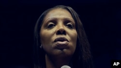 Jaksa Agung New York, Letitia James, tengah, berbicara pada malam pemilihannya di Brooklyn, New York, Selasa, 6 November 2018 (foto: AP Photo/Andres Kudachi)