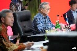Menteri Luar Negeri Thailand Don Pramudwinai (tengah) menghadiri retret menteri luar negeri ASEAN di Jakarta, Sabtu, 4 Februari 2023. (Foto: AP)
