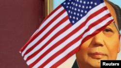 为欢迎美国总统特朗普访华，2017年11月8日北京天安门毛泽东画像前飘扬的美国国旗。