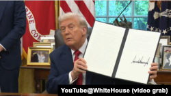 2025年9月25日，美国总统唐纳德·特朗普在白宫椭圆形办公室展示签署的关于TikTok的行政命令。