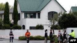 Polisi memblokade lokasi di depan Masjid al Noor setelah insiden penembakan maut di Christchurch, Selandia Baru Jumat (15/3). 