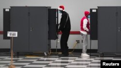 ARHIVA - Ljudi učestvuju u ranom glasanju za drugi krug izbora za predstavnike Džordžije u Senatu SAD, u Atlanti 14. decembra 2020. (Foto: Reuters)