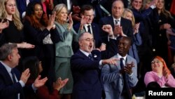 Šon Fejn, predsednik Sindikata radnika automobilske industrije (UAW) pozdravlja Bajdenov govor (Foto: REUTERS/Evelyn Hockstein)