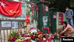 缅甸仰光民众2021年3月1日在街头为前一天遇难示威者献花（路透社）