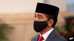 Presiden Joko Widodo mengenakan masker wajah untuk mencegah penularan virus corona saat melantik Ketua Mahkamah Agung Muhammad Syarifuddin di Istana Merdeka di Jakarta, 30 April 2020. (Foto: AP)