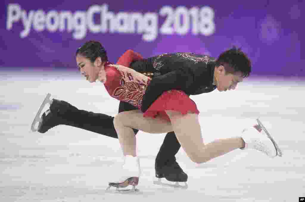 平昌冬奥会花样滑冰双人滑决赛中的中国组合隋文静和韩聪。他们演绎经典曲目《图兰朵》,摘得银牌。