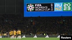 Pesebakbola dari tim Australia berkumpul di lapangan hijau menjelang pertandingan melawan tim Irlandia pada Kejuaraan Piala Dunia Putri FIFA, 20 Juli 2023. (REUTERS/Jaimi Joy)