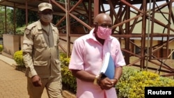 Paul Rusesabagina, oyo lisolo na ye limema na kokela film "Hôtel Rwanda'm azali kosamba na Kigali, Rwanda, 25 septembre 2021.